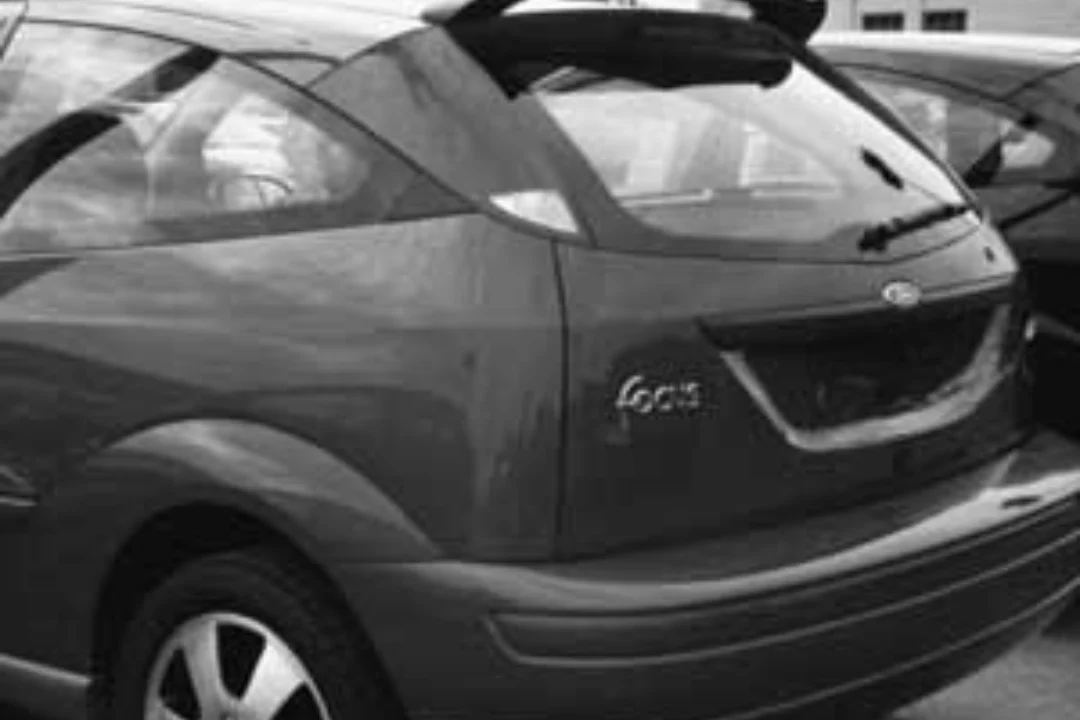 2001 Ford Focus : Spoiler Painted - Image 2